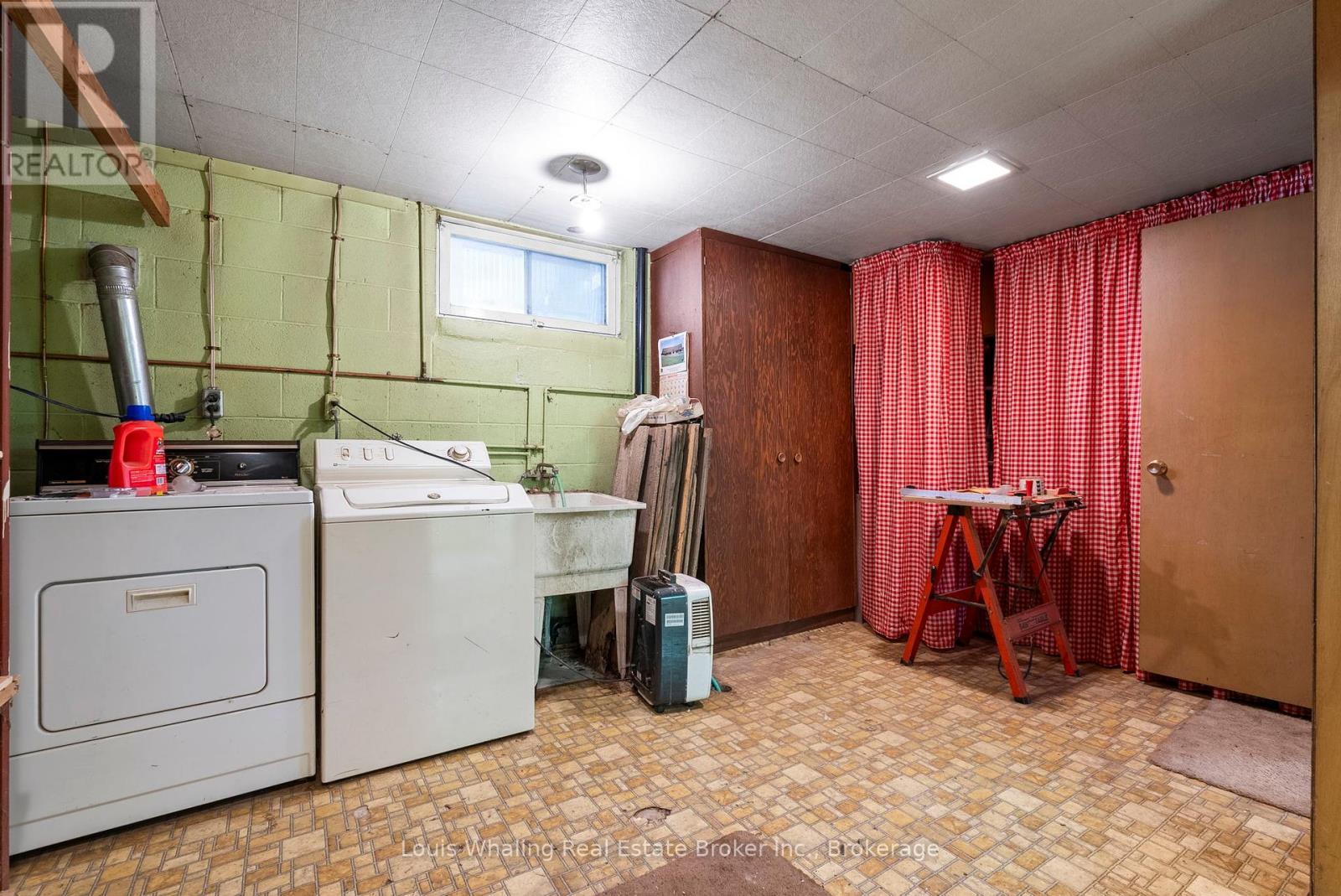 61 8Th Street, Hanover, ON - Indoor Photo Showing Laundry Room