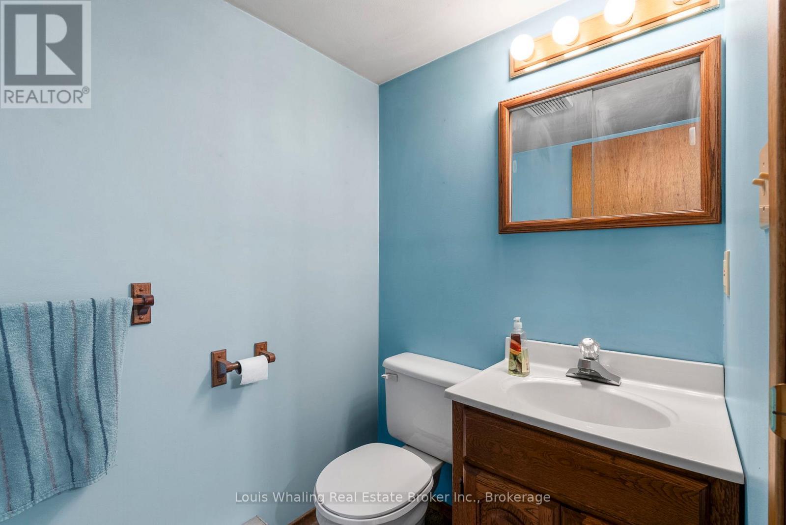 61 8Th Street, Hanover, ON - Indoor Photo Showing Bathroom