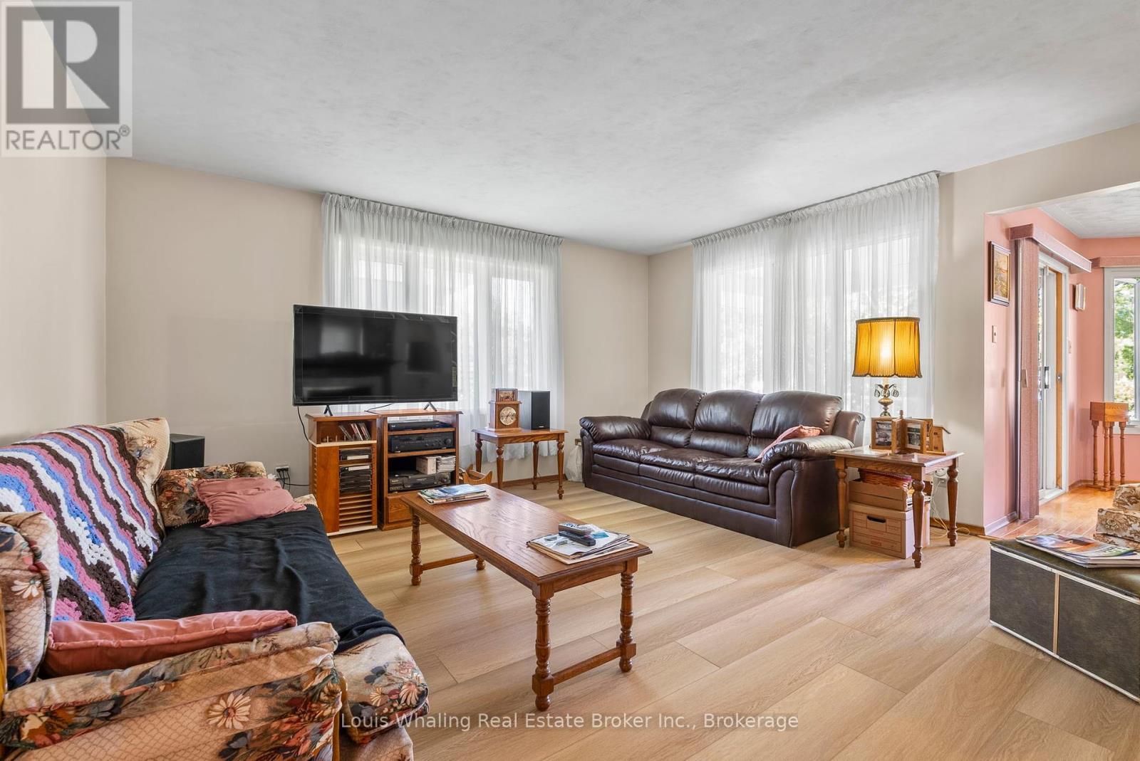 61 8Th Street, Hanover, ON - Indoor Photo Showing Living Room