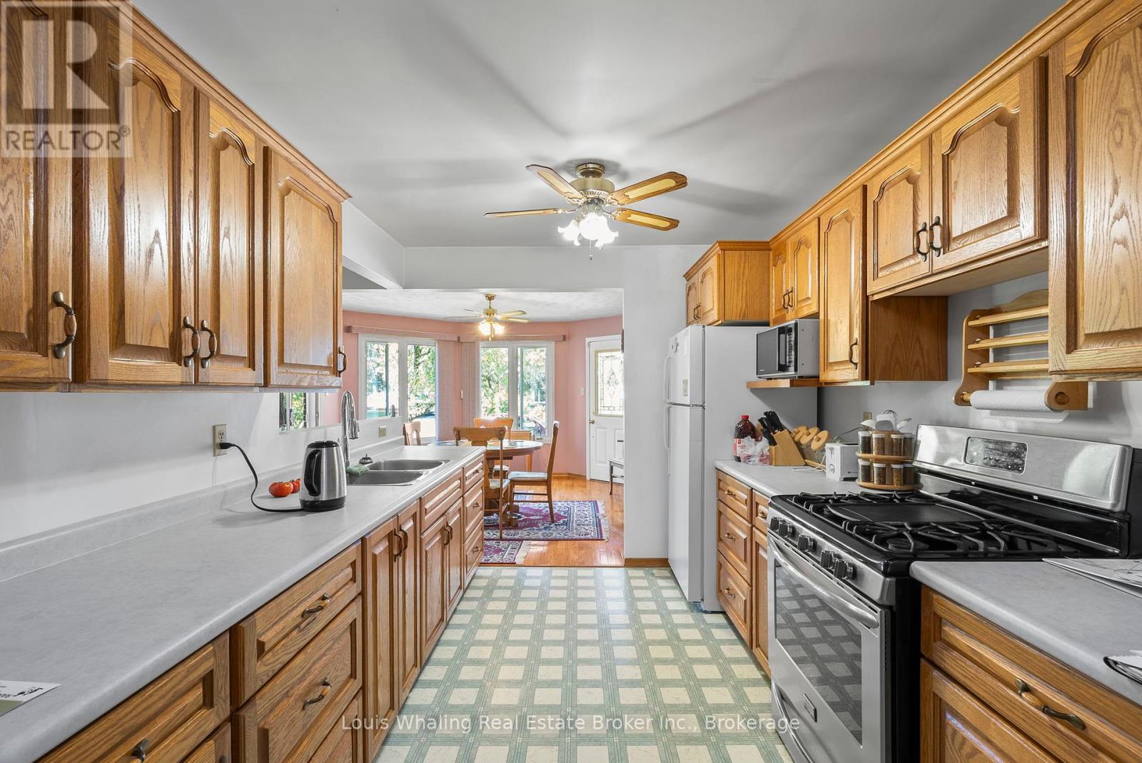 61 8Th Street, Hanover, ON - Indoor Photo Showing Kitchen With Double Sink