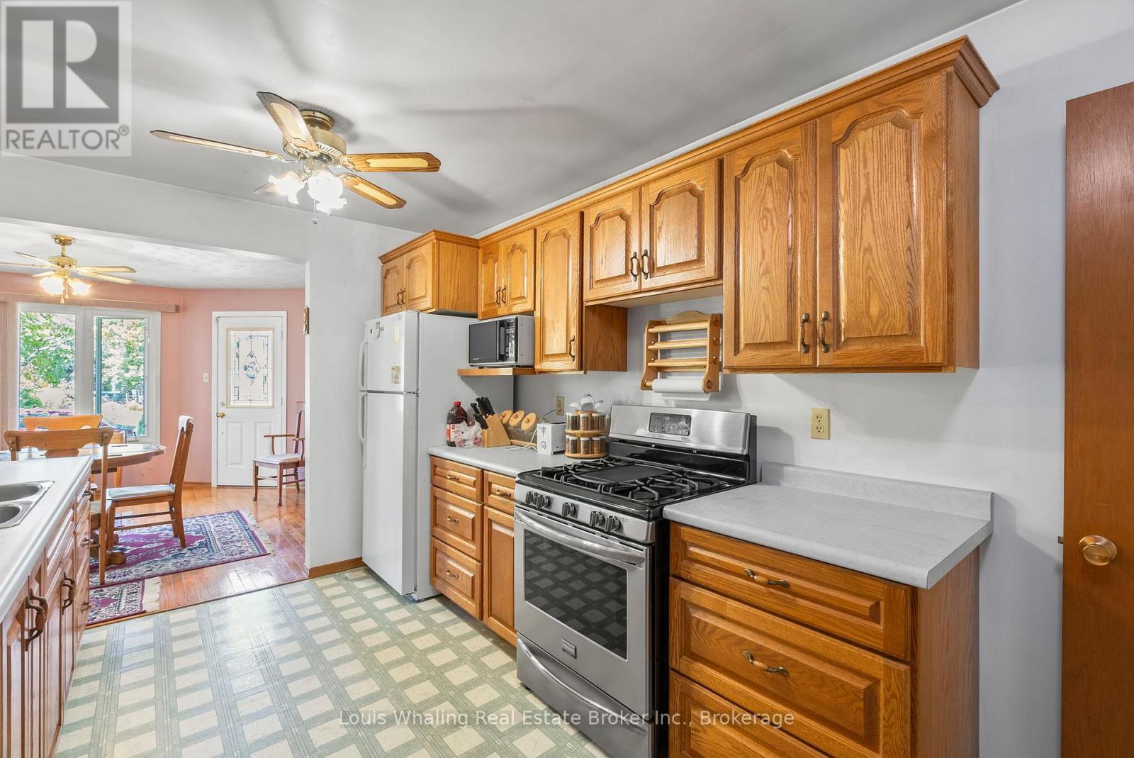 61 8Th Street, Hanover, ON - Indoor Photo Showing Kitchen With Double Sink
