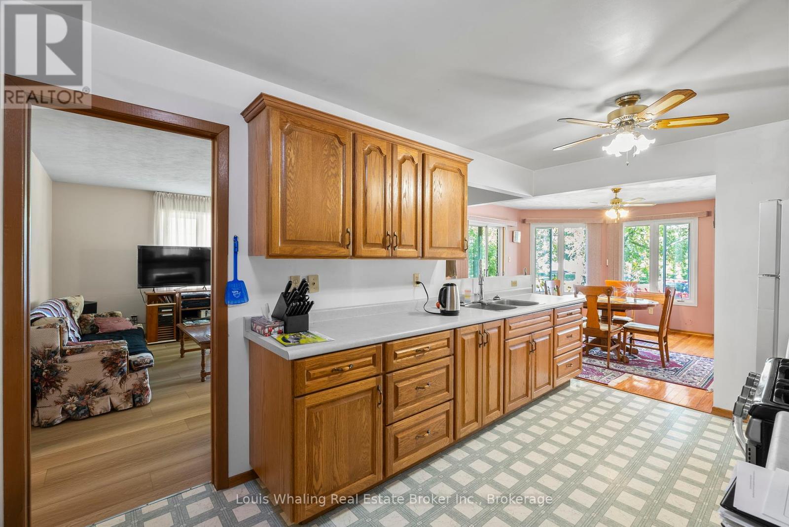 61 8Th Street, Hanover, ON - Indoor Photo Showing Kitchen With Double Sink