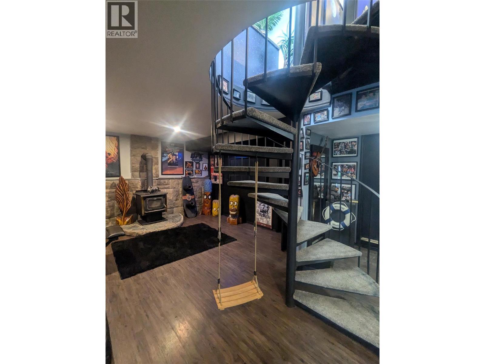 7780 Bentley Road, Anglemont, BC - Indoor Photo Showing Other Room