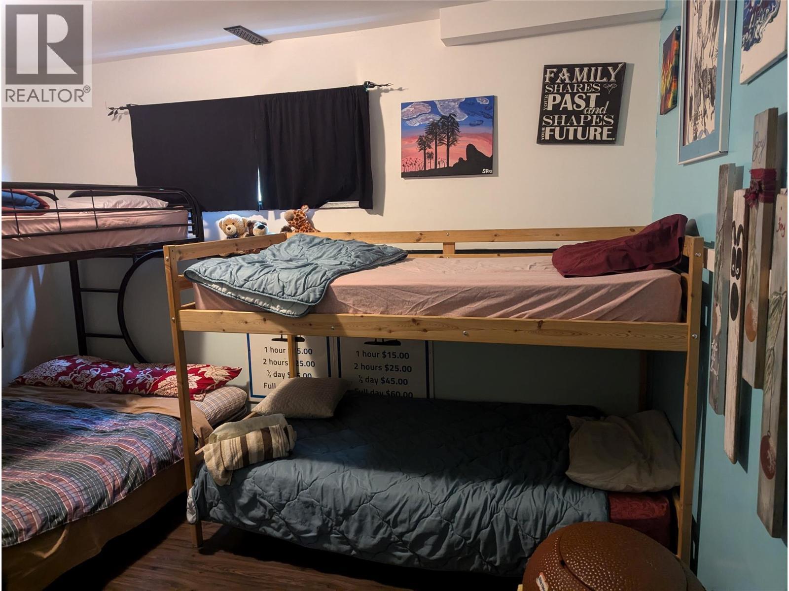 7780 Bentley Road, Anglemont, BC - Indoor Photo Showing Bedroom