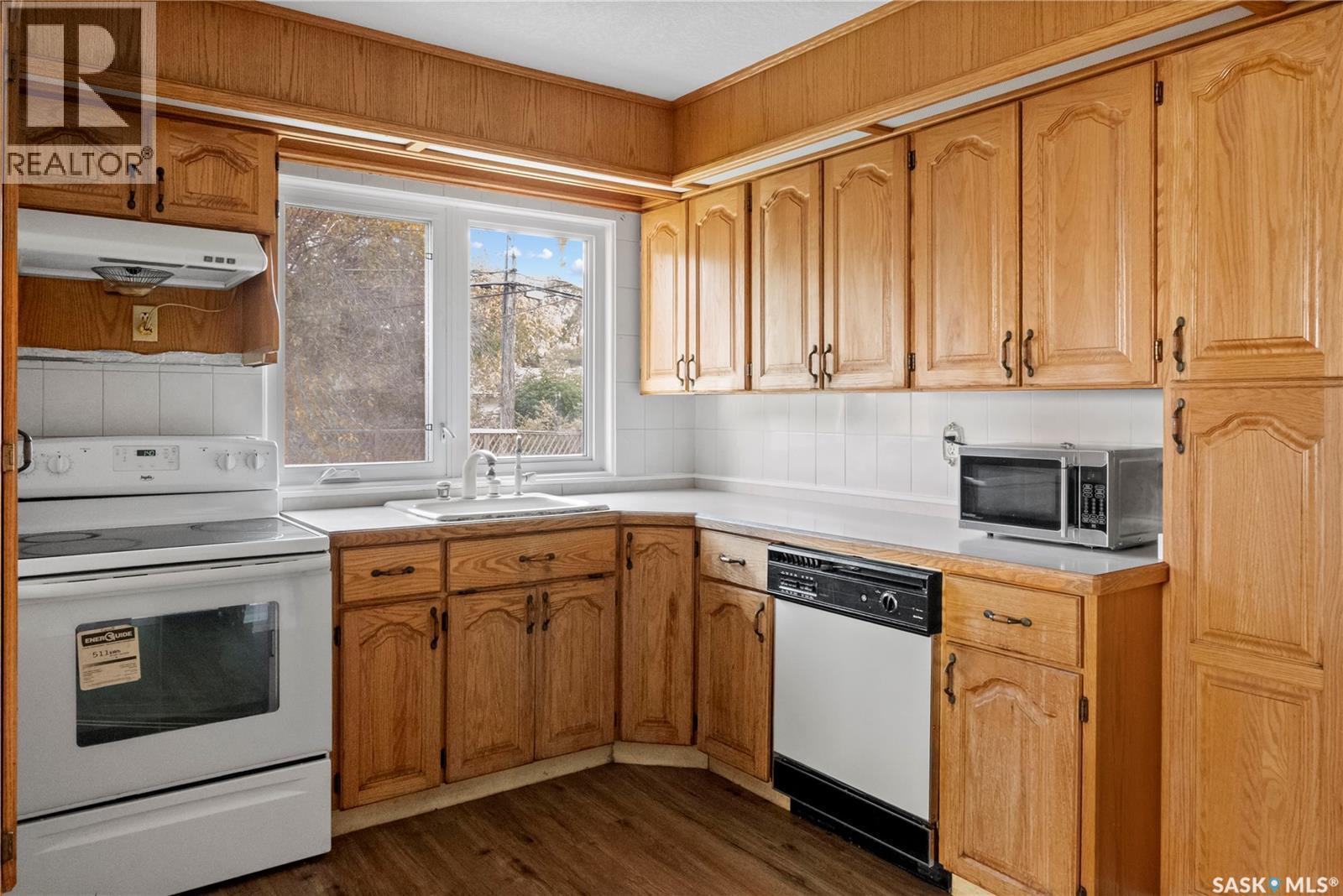 94 Dunning Crescent, Regina, SK - Indoor Photo Showing Kitchen