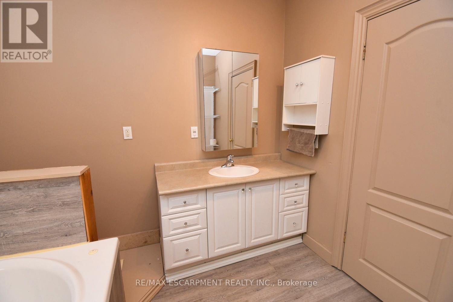92 Gertrude Street, Hamilton, ON - Indoor Photo Showing Bathroom