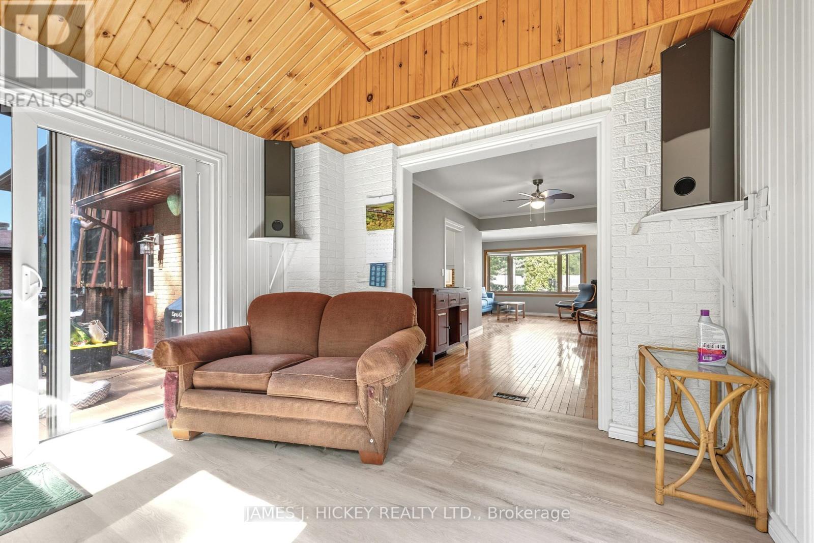 119 Frontenac Crescent, Deep River, ON - Indoor Photo Showing Living Room