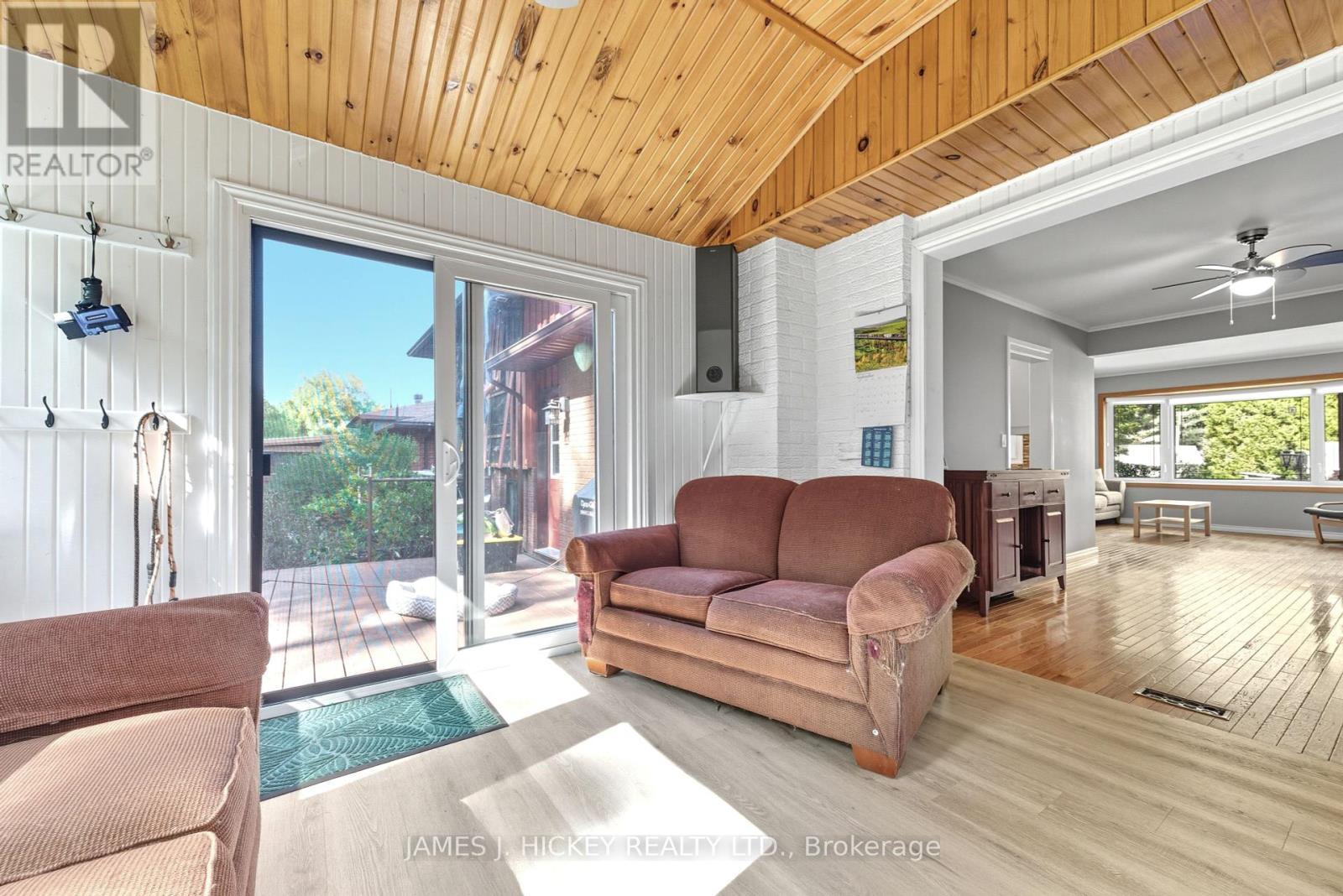 119 Frontenac Crescent, Deep River, ON - Indoor Photo Showing Living Room