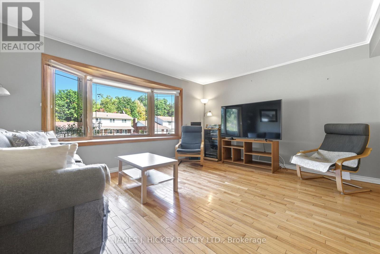 119 Frontenac Crescent, Deep River, ON - Indoor Photo Showing Living Room