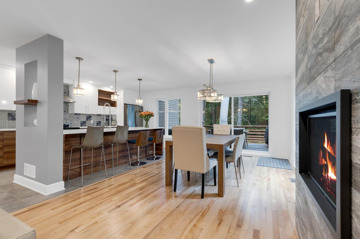 Dining room - 16925 Rue Du Corail, Mirabel, QC - Indoor Photo Showing Dining Room With Fireplace