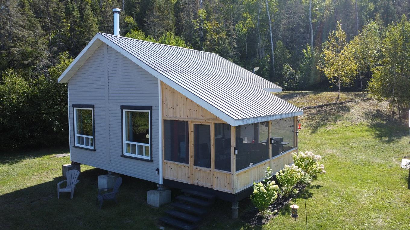 Veranda - 104 Ch. De L'Étang, Petit-Saguenay, QC - Outdoor