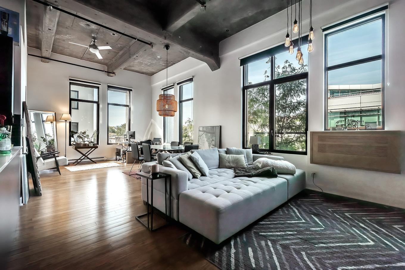 Salon - 349-3700 Rue St-Antoine O., Montréal (Le Sud-Ouest), QC - Indoor