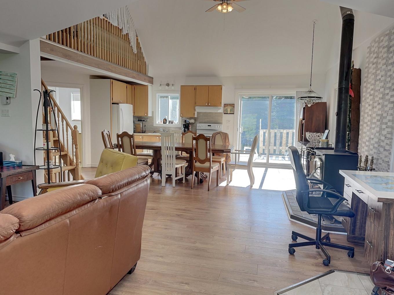 Vue d'ensemble - 512 6E Rue N., Chertsey, QC - Indoor Photo Showing Living Room