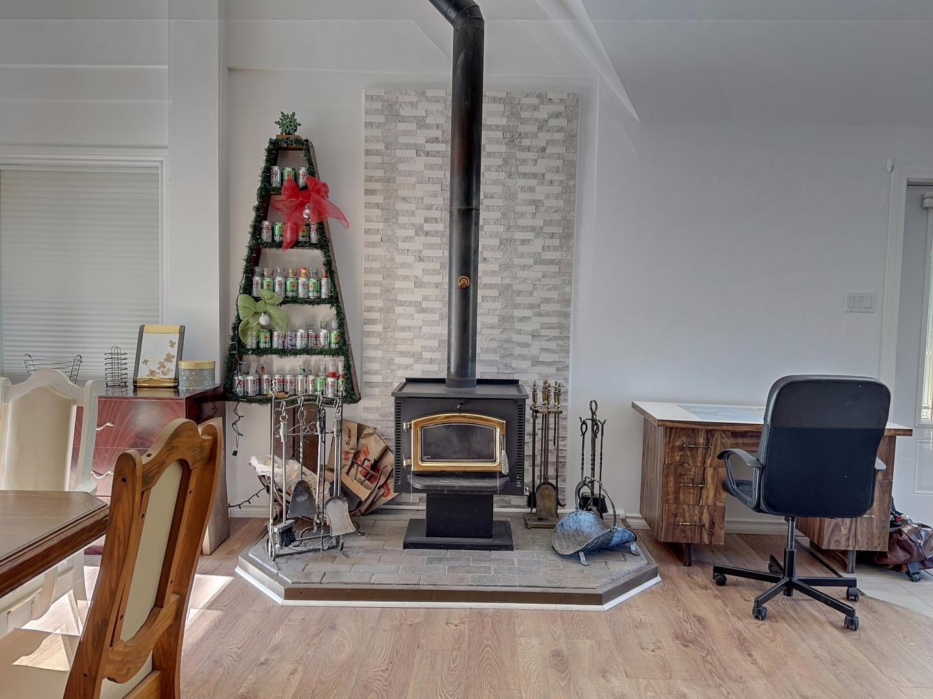 Autre - 512 6E Rue N., Chertsey, QC - Indoor With Fireplace