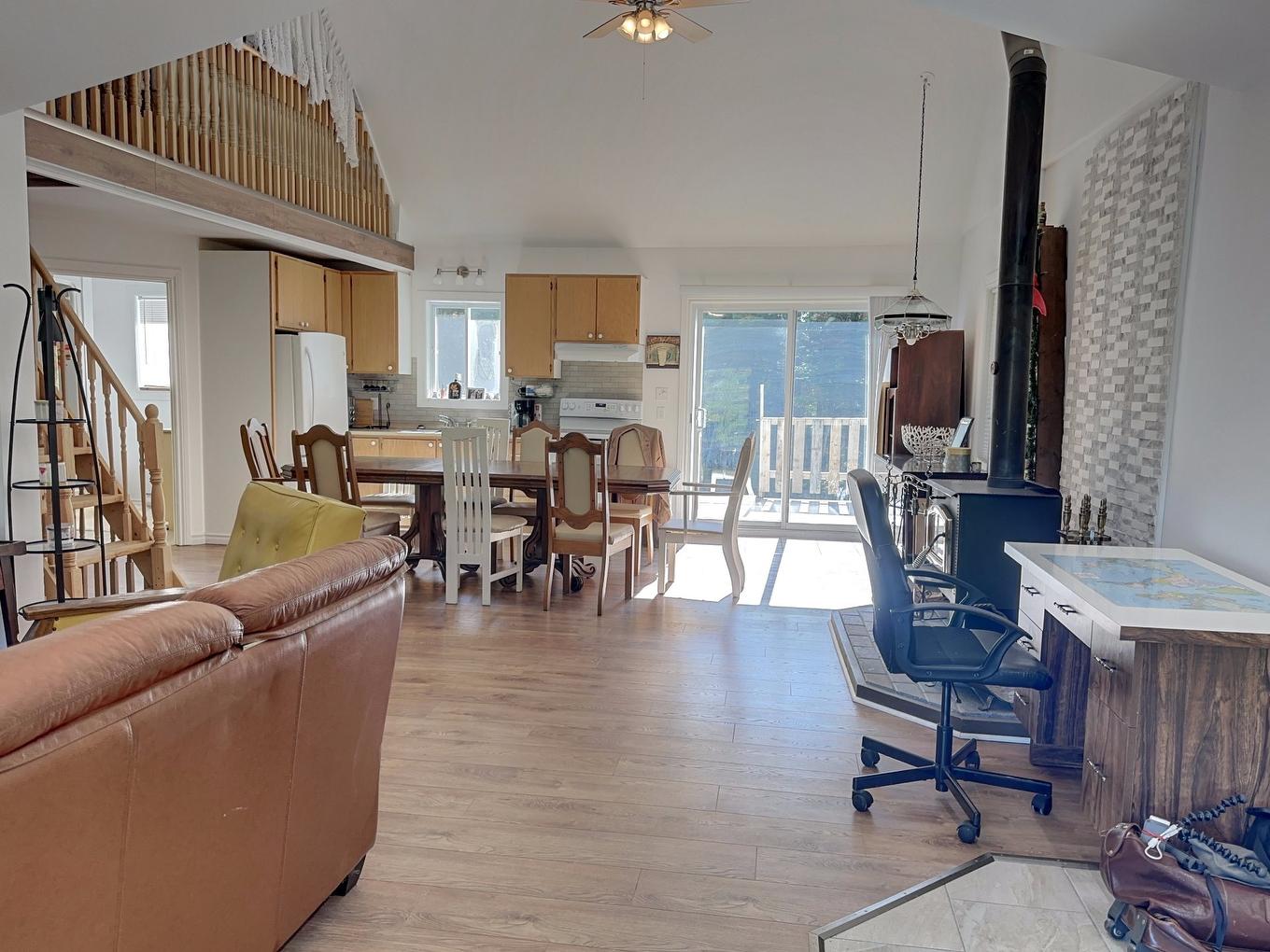 Vue d'ensemble - 512 6E Rue N., Chertsey, QC - Indoor Photo Showing Living Room