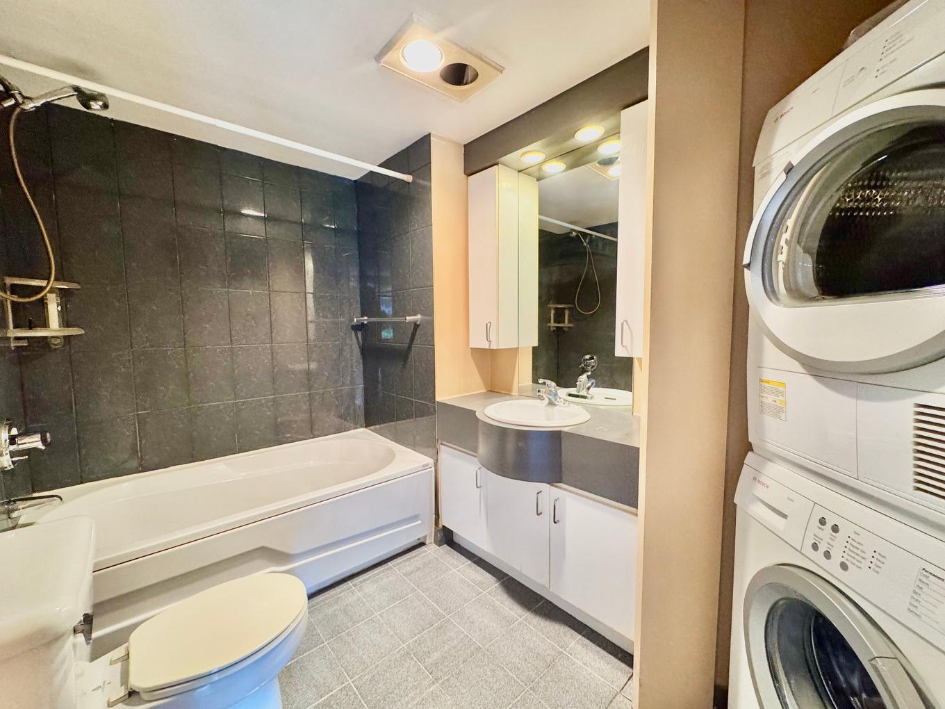 Salle de bains - 302-925 Boul. René-Lévesque E., Montréal (Ville-Marie), QC - Indoor Photo Showing Laundry Room