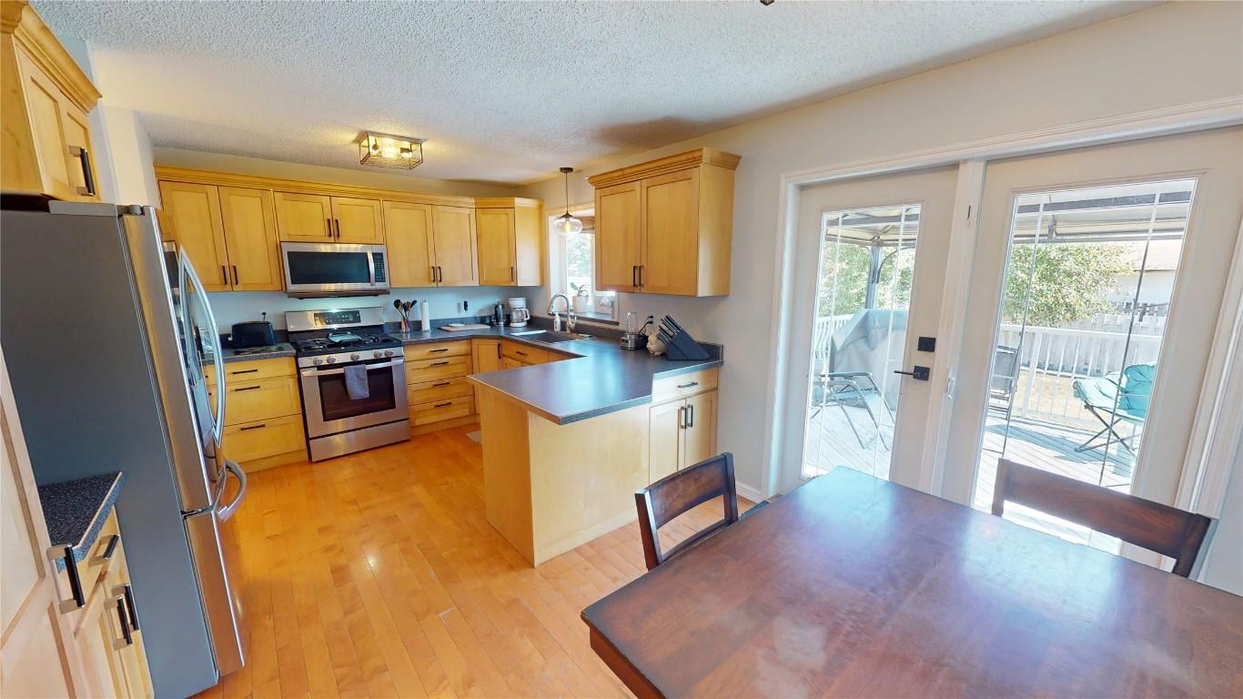 316 22Nd Avenue, Cranbrook, BC - Indoor Photo Showing Kitchen With Double Sink