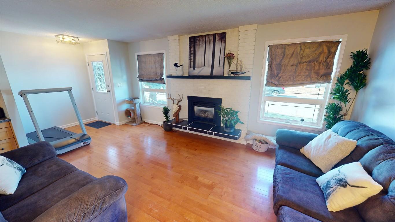 316 22Nd Avenue, Cranbrook, BC - Indoor Photo Showing Living Room With Fireplace