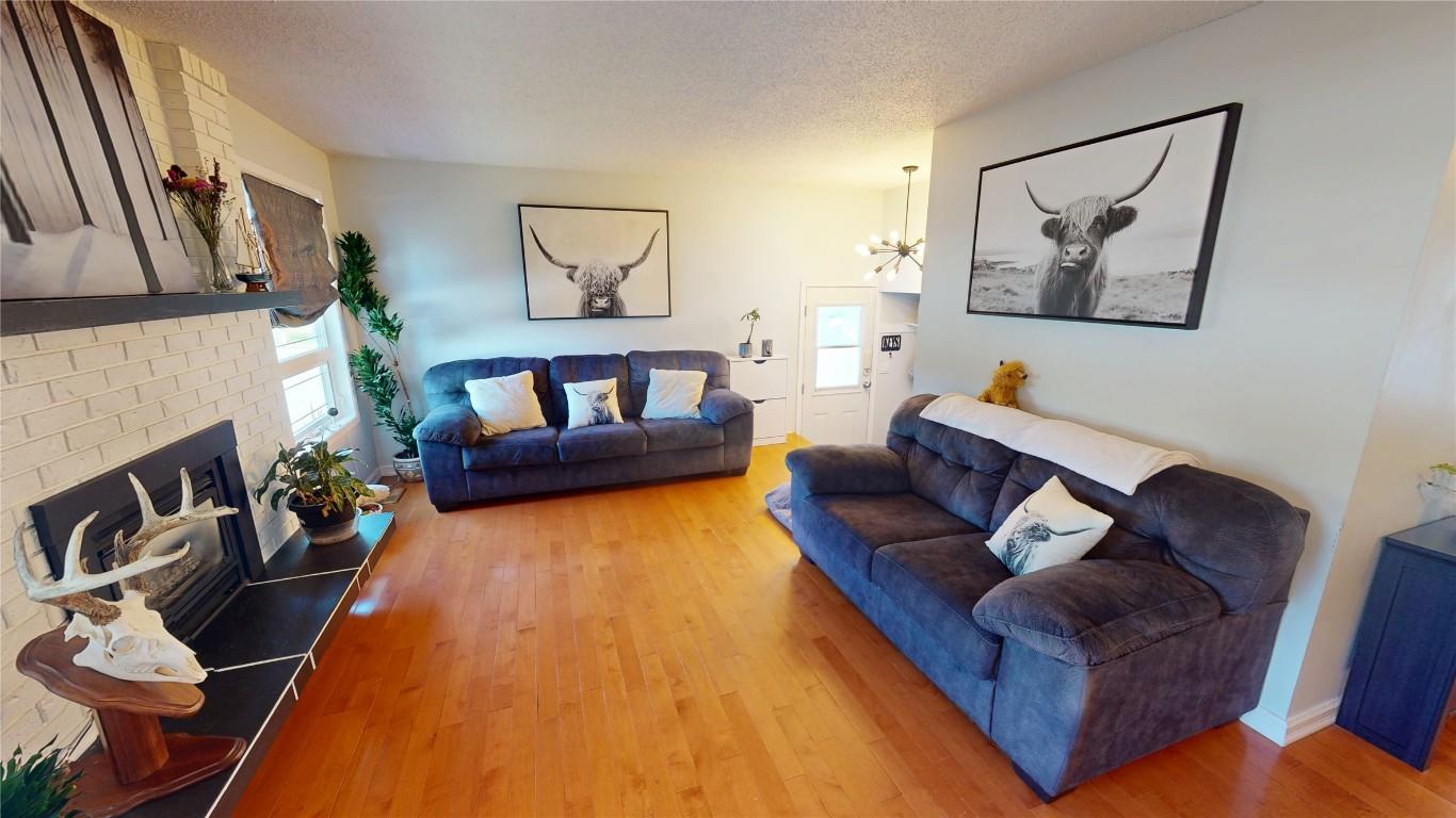316 22Nd Avenue, Cranbrook, BC - Indoor Photo Showing Living Room With Fireplace