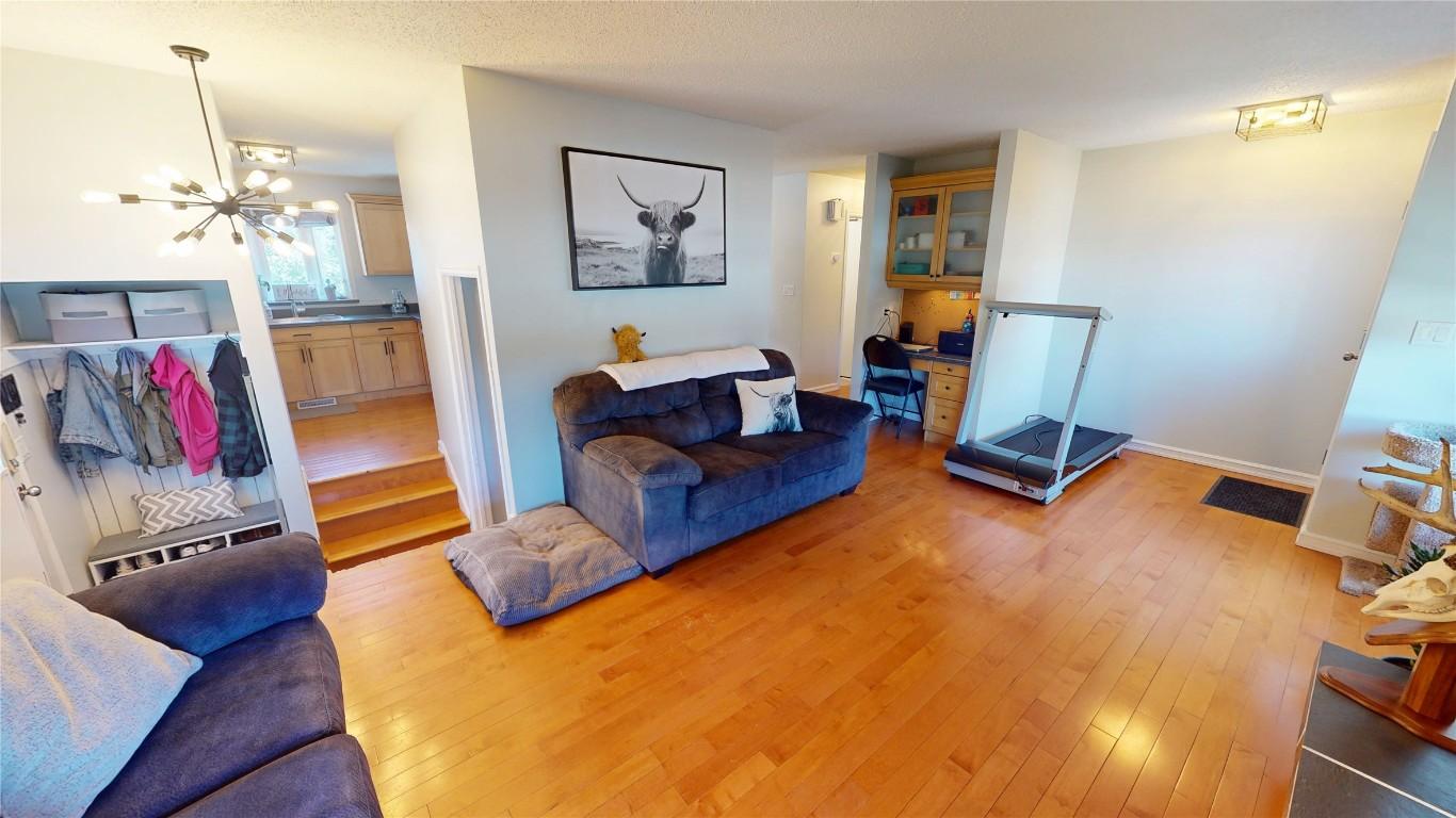 316 22Nd Avenue, Cranbrook, BC - Indoor Photo Showing Living Room