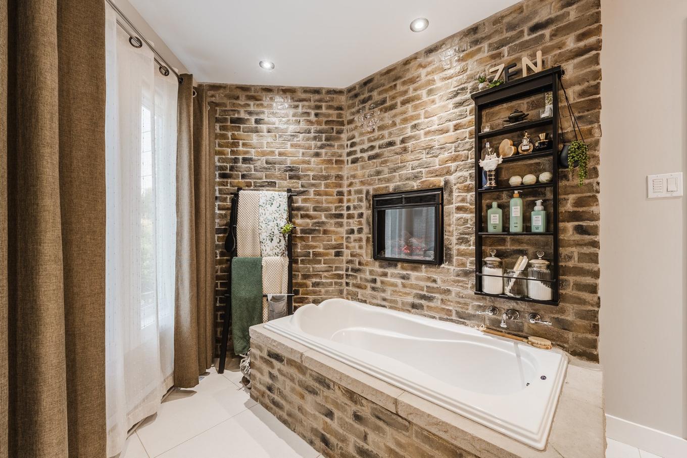 Bathroom - 14 Rue De L'Anse, Saint-Jean-Sur-Richelieu, QC - Indoor Photo Showing Bathroom With Fireplace