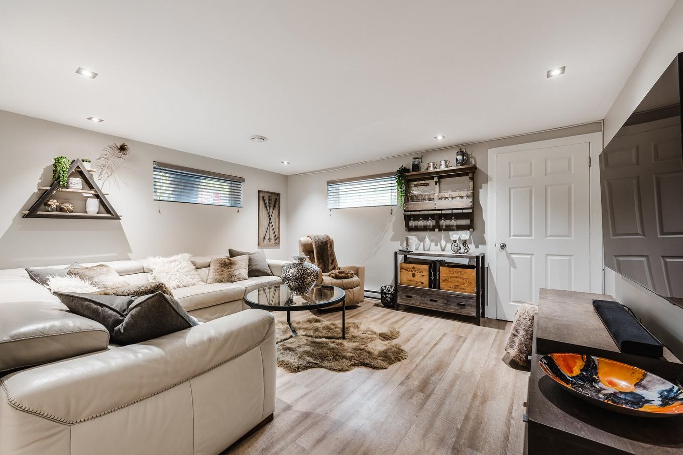 Living room - 14 Rue De L'Anse, Saint-Jean-Sur-Richelieu, QC - Indoor With Fireplace