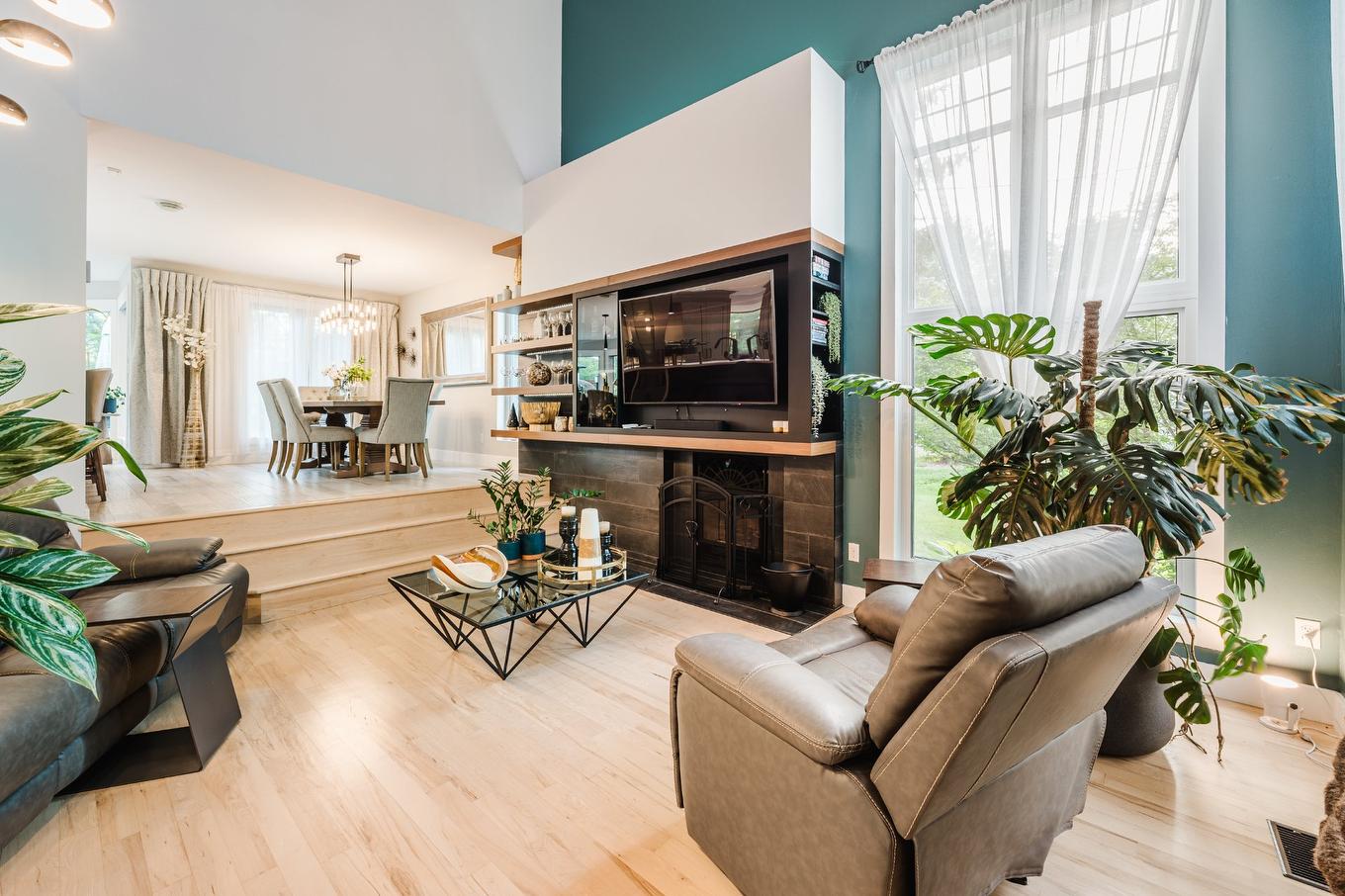 Living room - 14 Rue De L'Anse, Saint-Jean-Sur-Richelieu, QC - Indoor Photo Showing Living Room With Fireplace