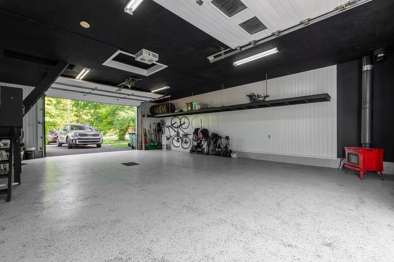 Garage - 14 Rue De L'Anse, Saint-Jean-Sur-Richelieu, QC - Indoor Photo Showing Garage