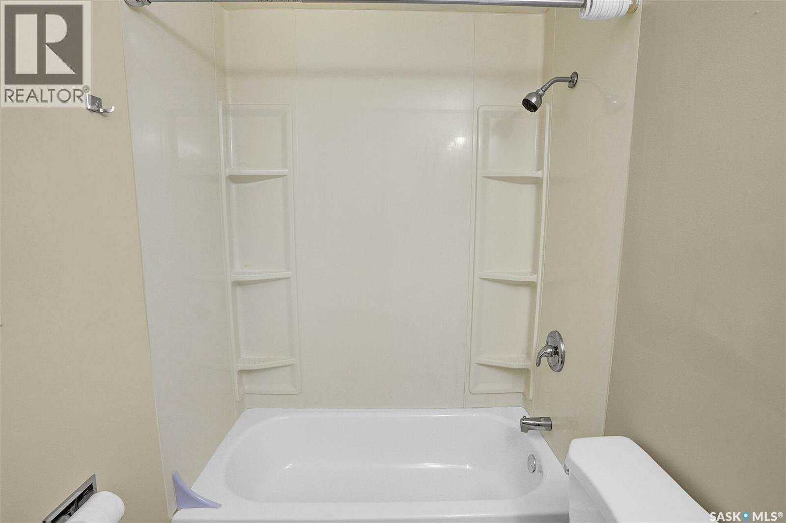 13 2358 Rae Street, Regina, SK - Indoor Photo Showing Bathroom