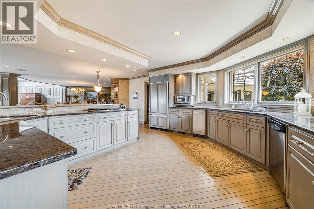 13018 Riverside Drive, Tecumseh, ON - Indoor Photo Showing Kitchen With Upgraded Kitchen