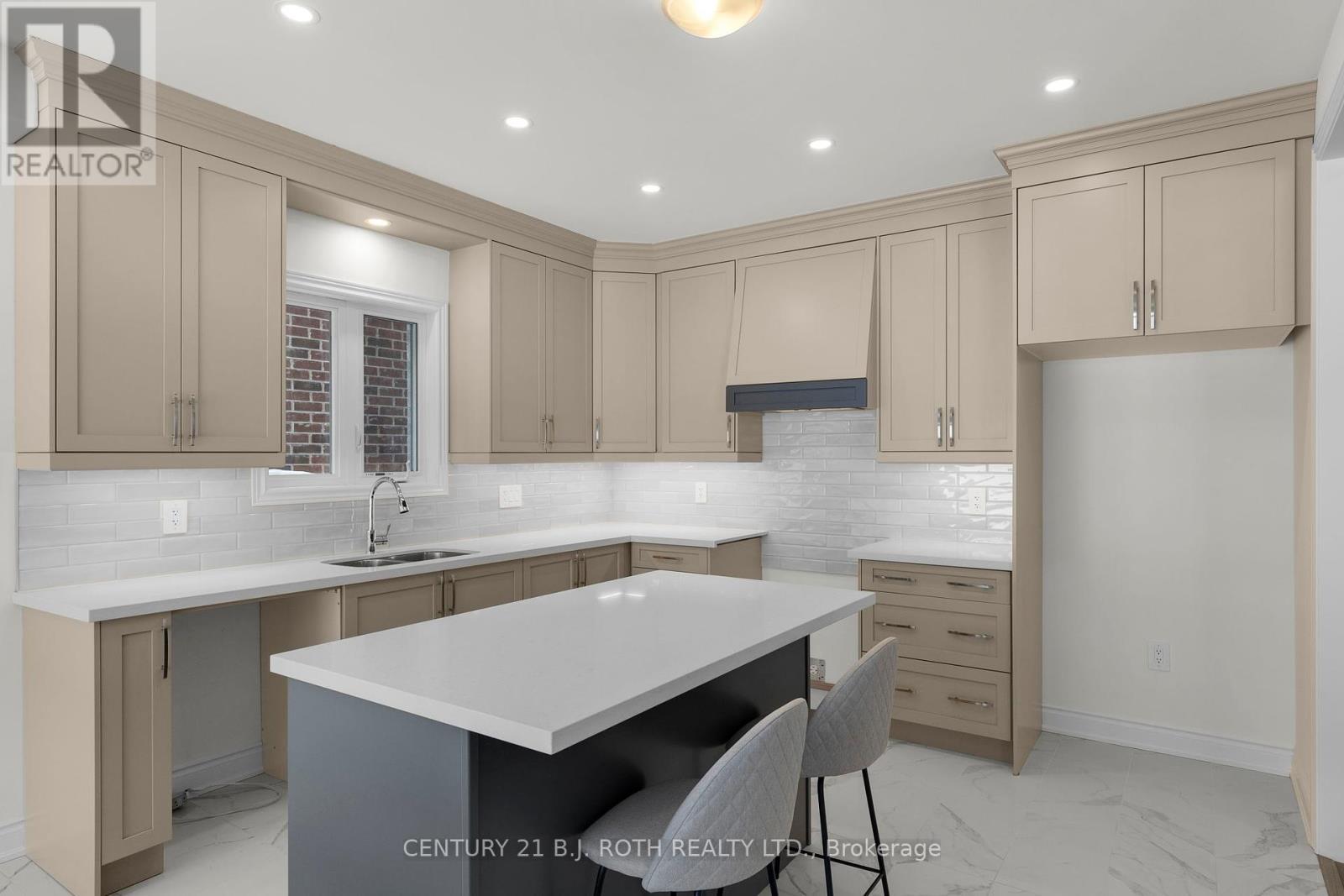 2974 Monarch Drive, Orillia, ON - Indoor Photo Showing Kitchen With Upgraded Kitchen