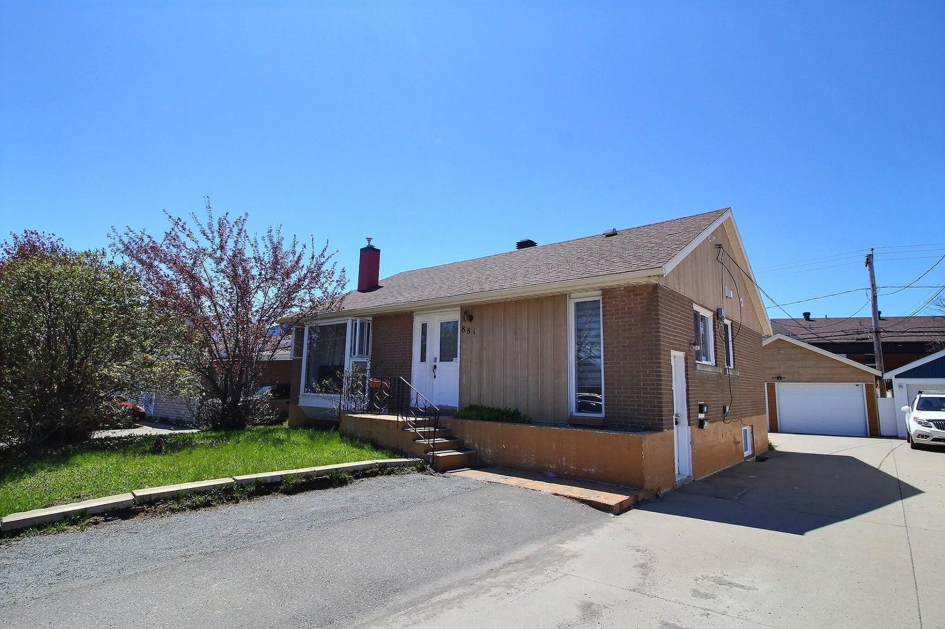 Frontage - 881 - 883 1Re Rue, Val-D'Or, QC - Outdoor