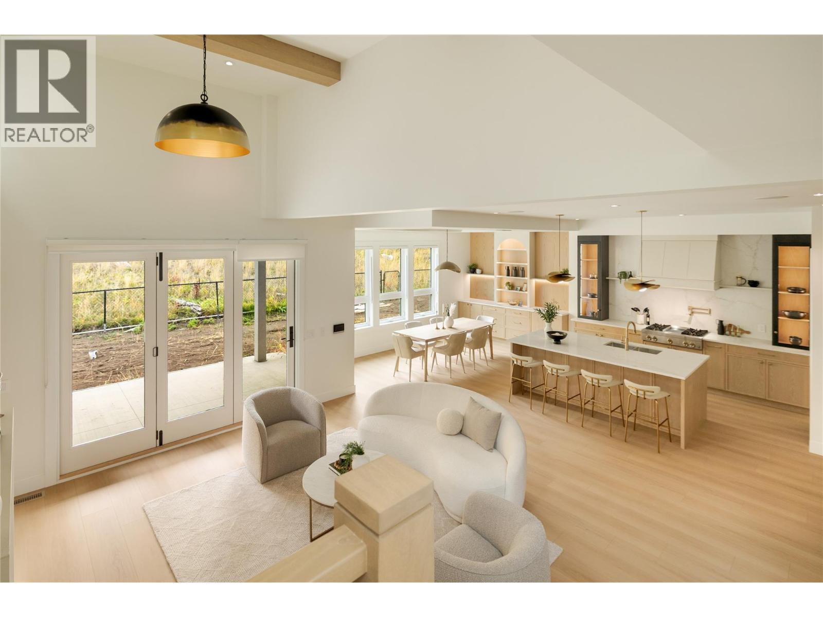 1004 Bull Crescent, Kelowna, BC - Indoor Photo Showing Living Room