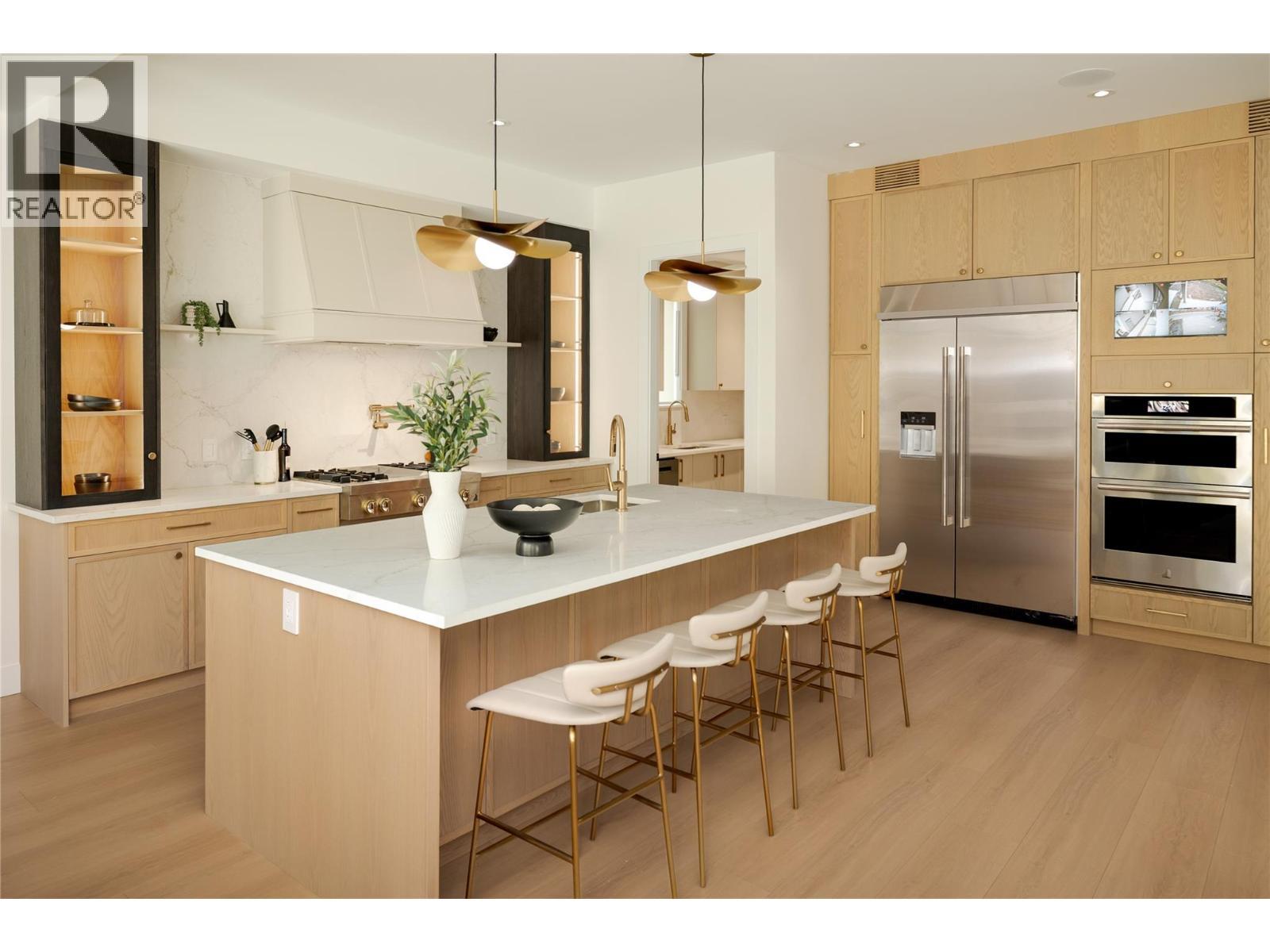 1004 Bull Crescent, Kelowna, BC - Indoor Photo Showing Kitchen With Upgraded Kitchen