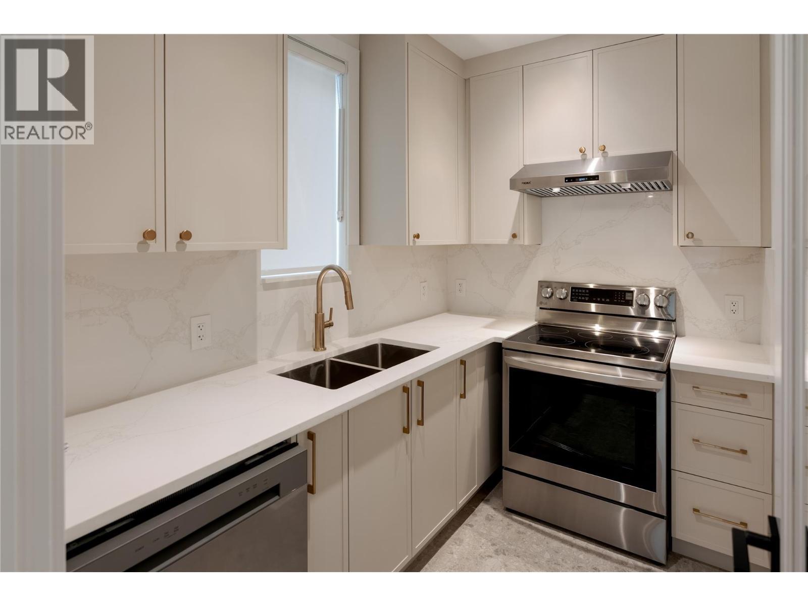 1004 Bull Crescent, Kelowna, BC - Indoor Photo Showing Kitchen With Double Sink