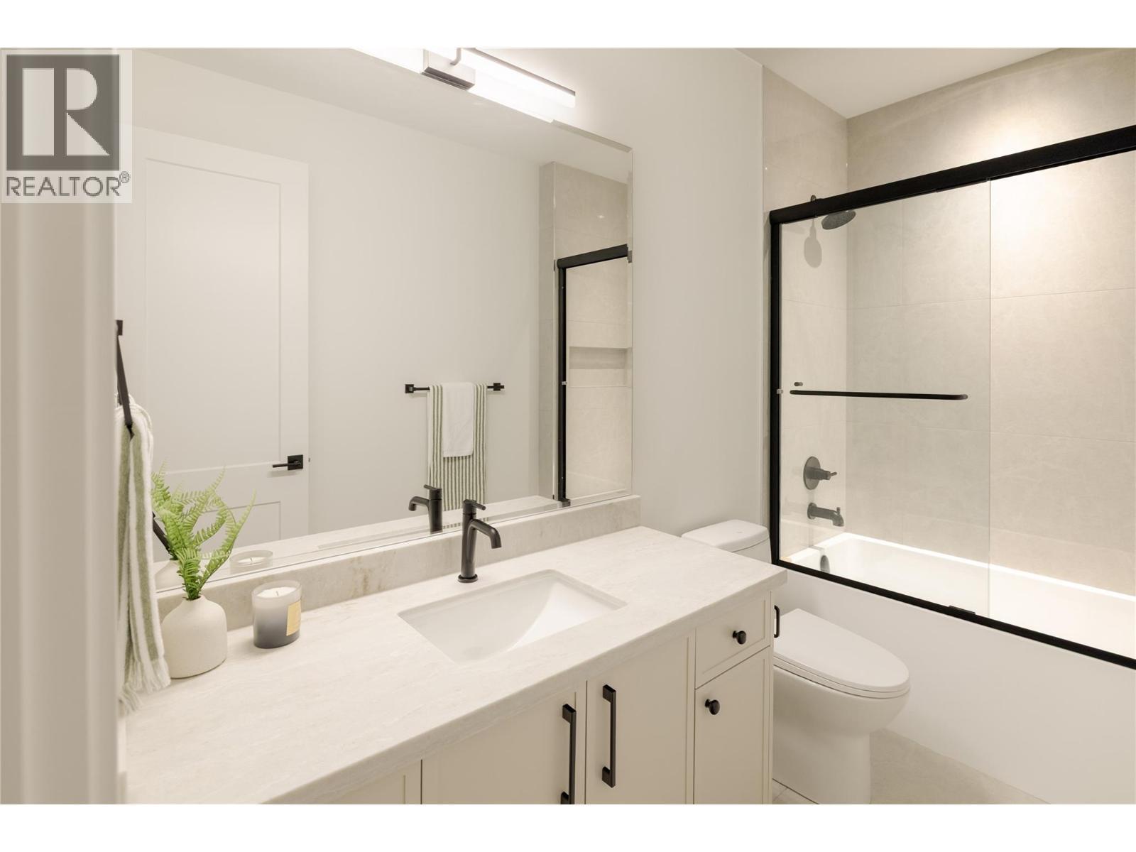 1004 Bull Crescent, Kelowna, BC - Indoor Photo Showing Bathroom