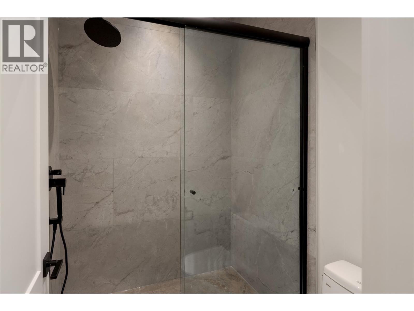 1004 Bull Crescent, Kelowna, BC - Indoor Photo Showing Bathroom