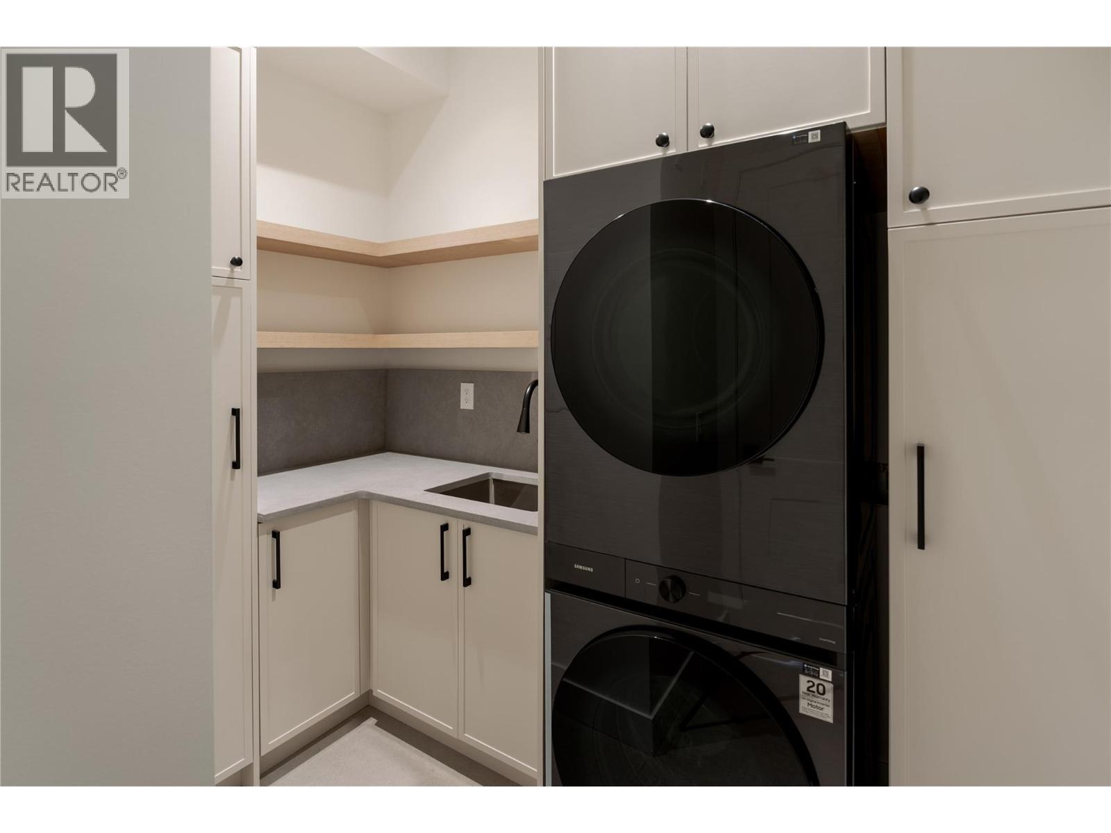 1004 Bull Crescent, Kelowna, BC - Indoor Photo Showing Laundry Room