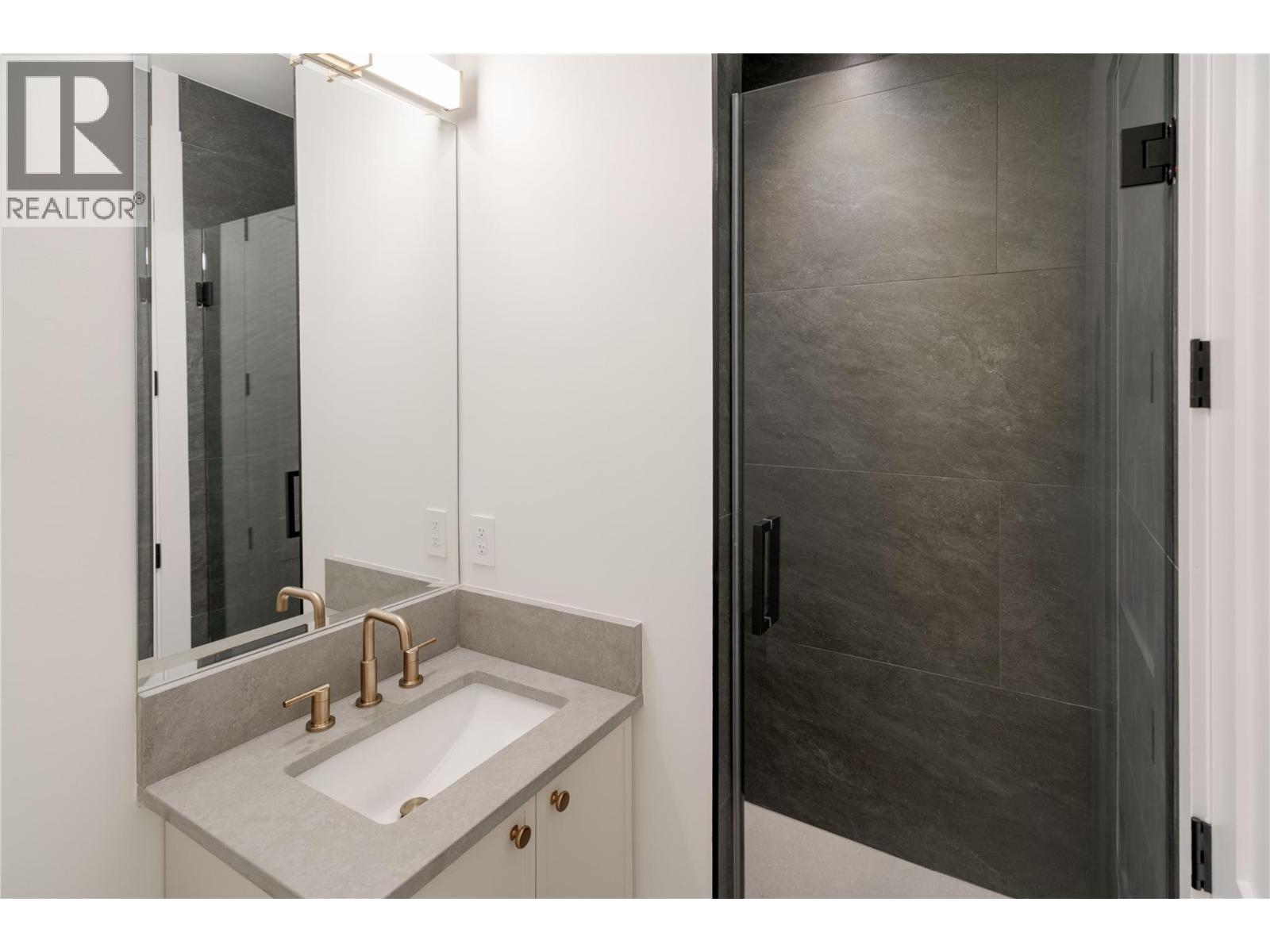 1004 Bull Crescent, Kelowna, BC - Indoor Photo Showing Bathroom