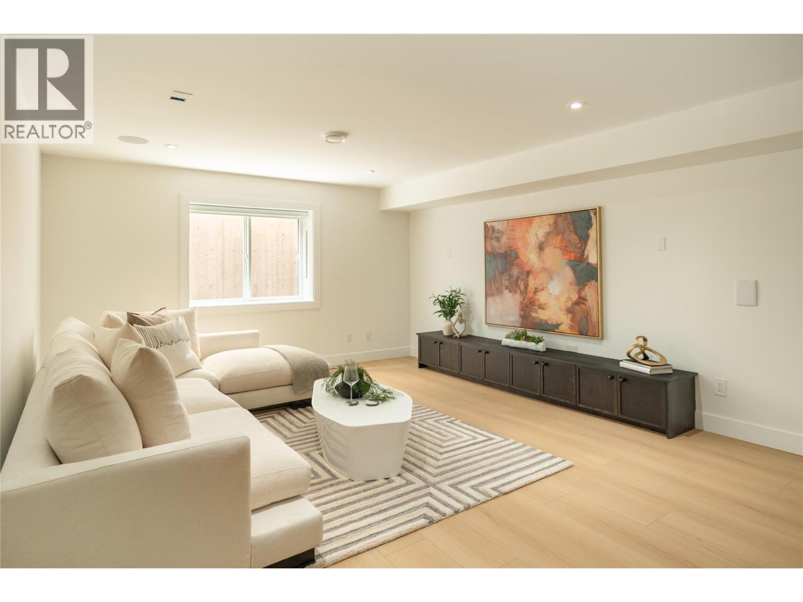 1004 Bull Crescent, Kelowna, BC - Indoor Photo Showing Living Room