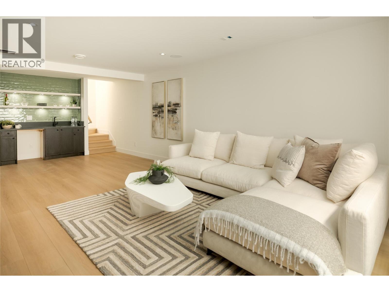 1004 Bull Crescent, Kelowna, BC - Indoor Photo Showing Living Room