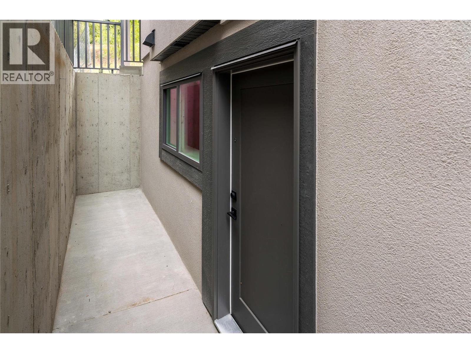 1004 Bull Crescent, Kelowna, BC - Outdoor With Exterior