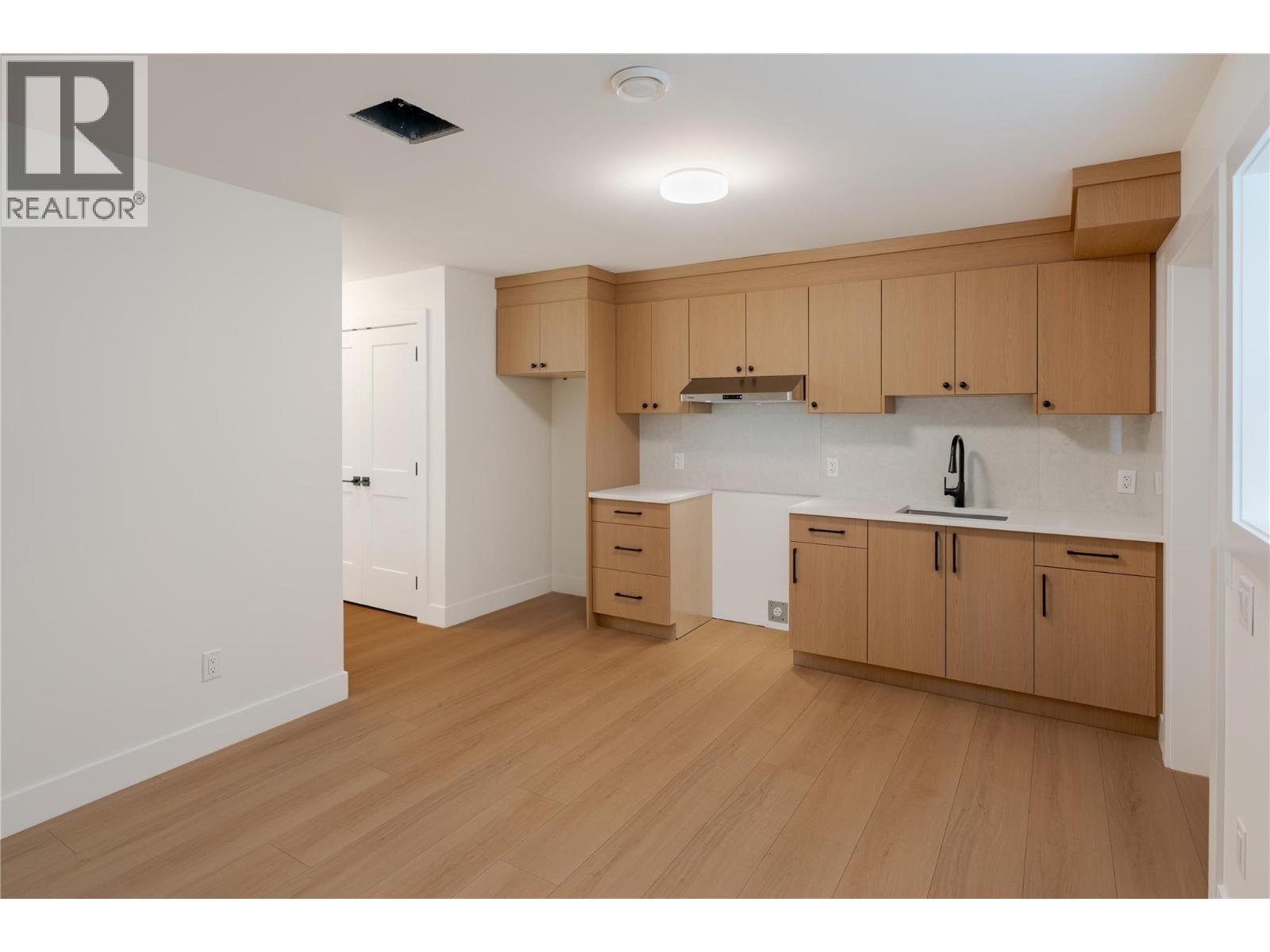 1004 Bull Crescent, Kelowna, BC - Indoor Photo Showing Kitchen