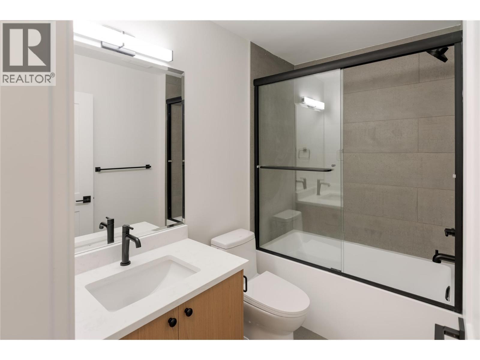 1004 Bull Crescent, Kelowna, BC - Indoor Photo Showing Bathroom