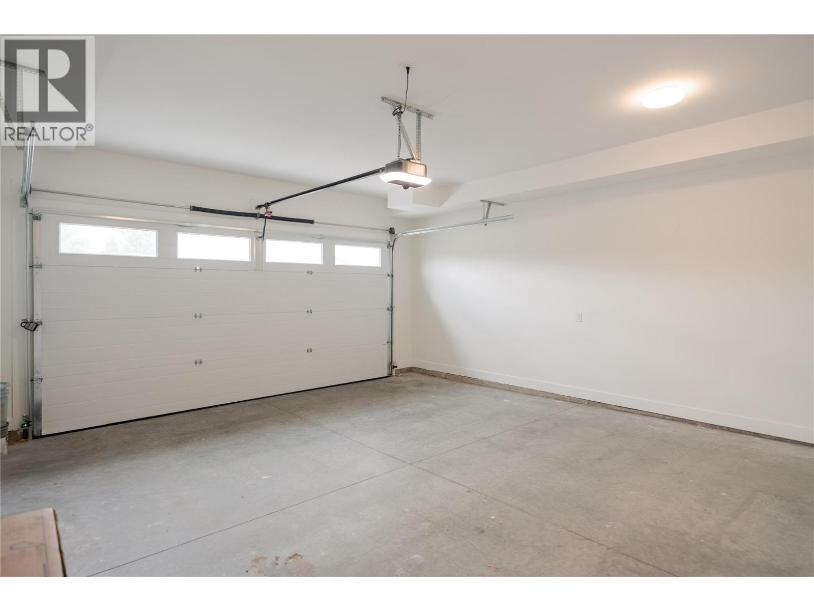 1004 Bull Crescent, Kelowna, BC - Indoor Photo Showing Garage