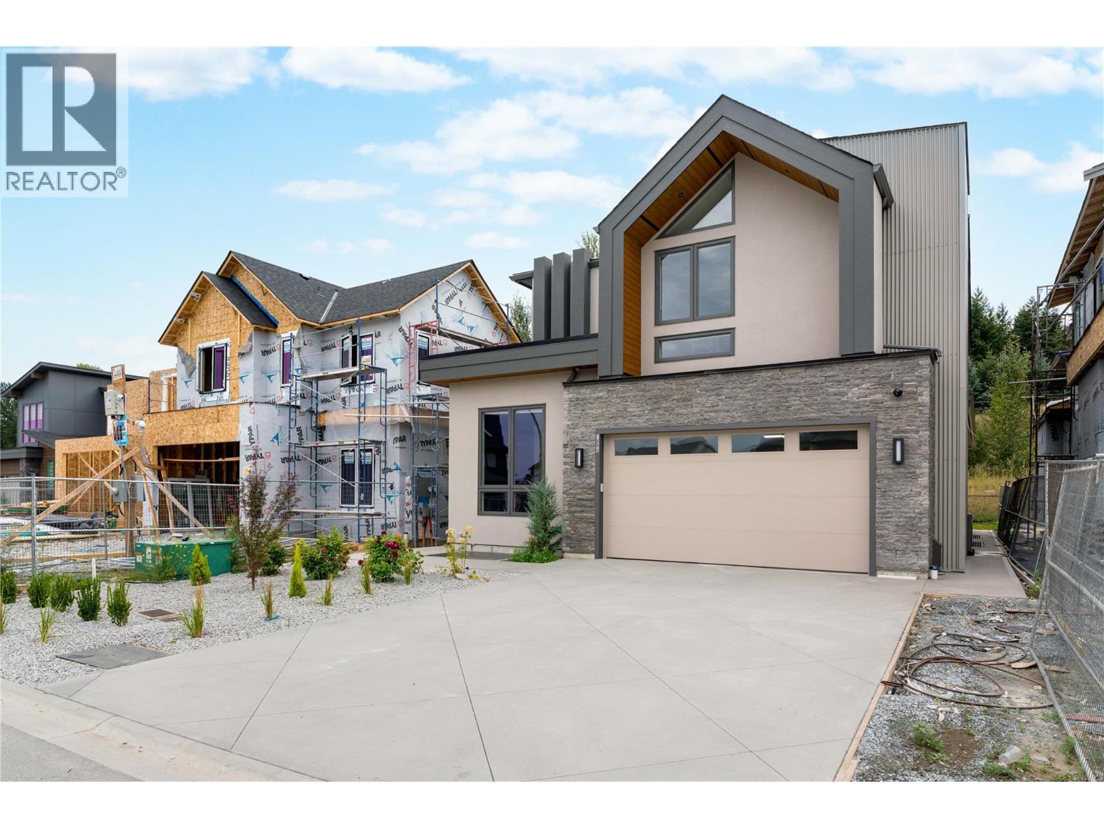 1004 Bull Crescent, Kelowna, BC - Outdoor With Facade