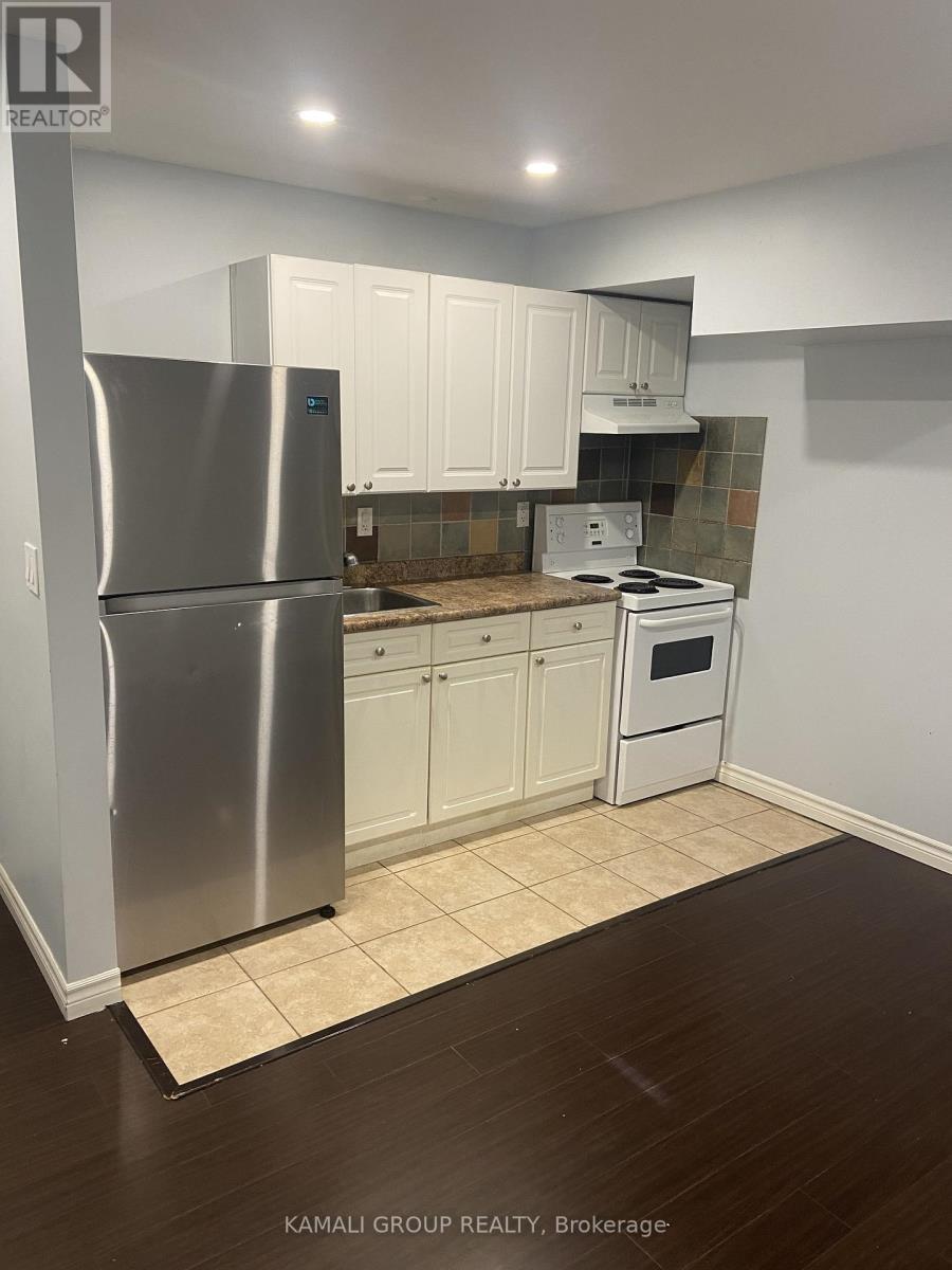 Bsmt #2 - 156 Townsgate Drive, Vaughan, ON - Indoor Photo Showing Kitchen