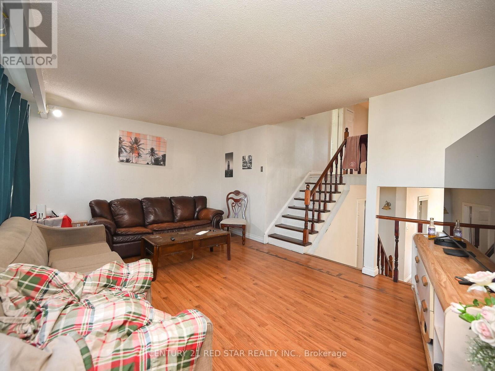 433 Hansen Road N, Brampton, ON - Indoor Photo Showing Living Room