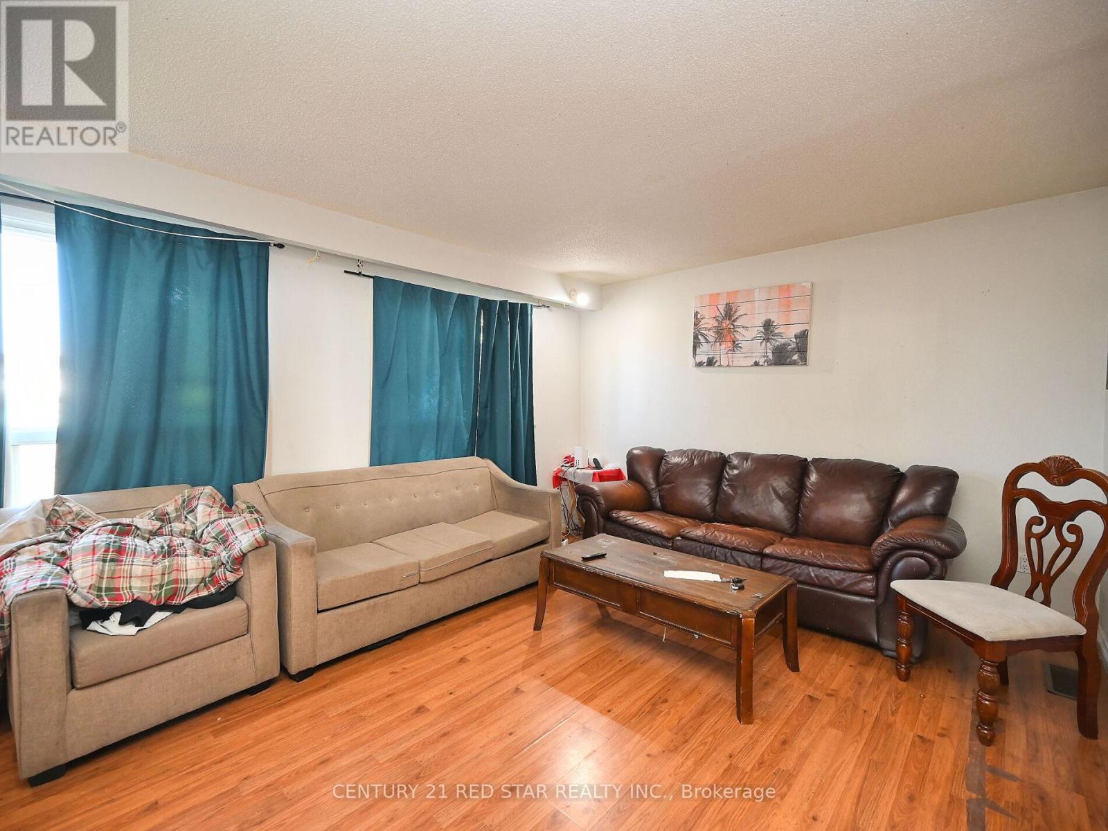 433 Hansen Road N, Brampton, ON - Indoor Photo Showing Living Room