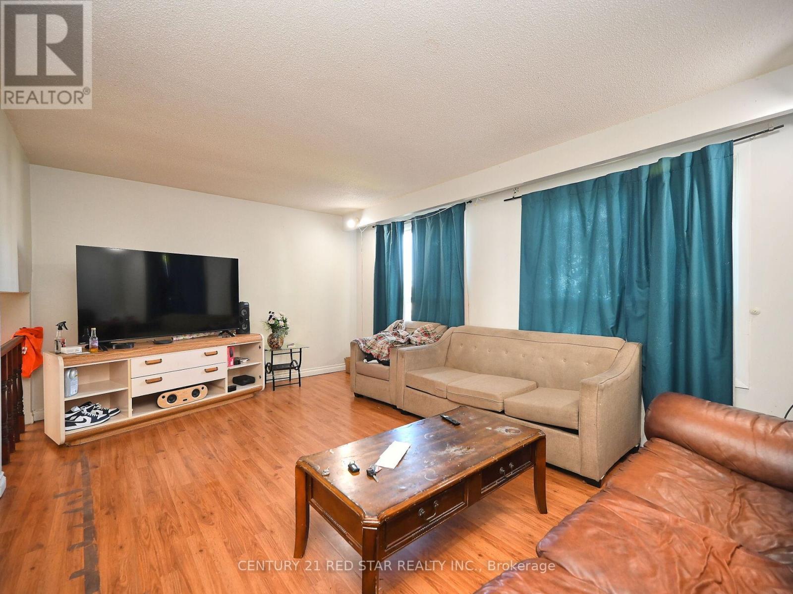 433 Hansen Road N, Brampton, ON - Indoor Photo Showing Living Room